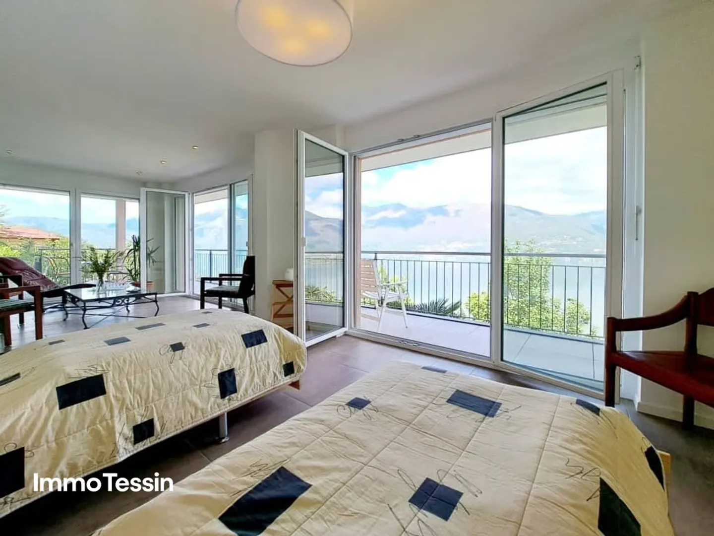 RARITÀ: Villa moderna con 2 appartamenti e terreno edificabile con vista unica sul Lago Maggiore a perdita d'occhio - Foto 12 di 13