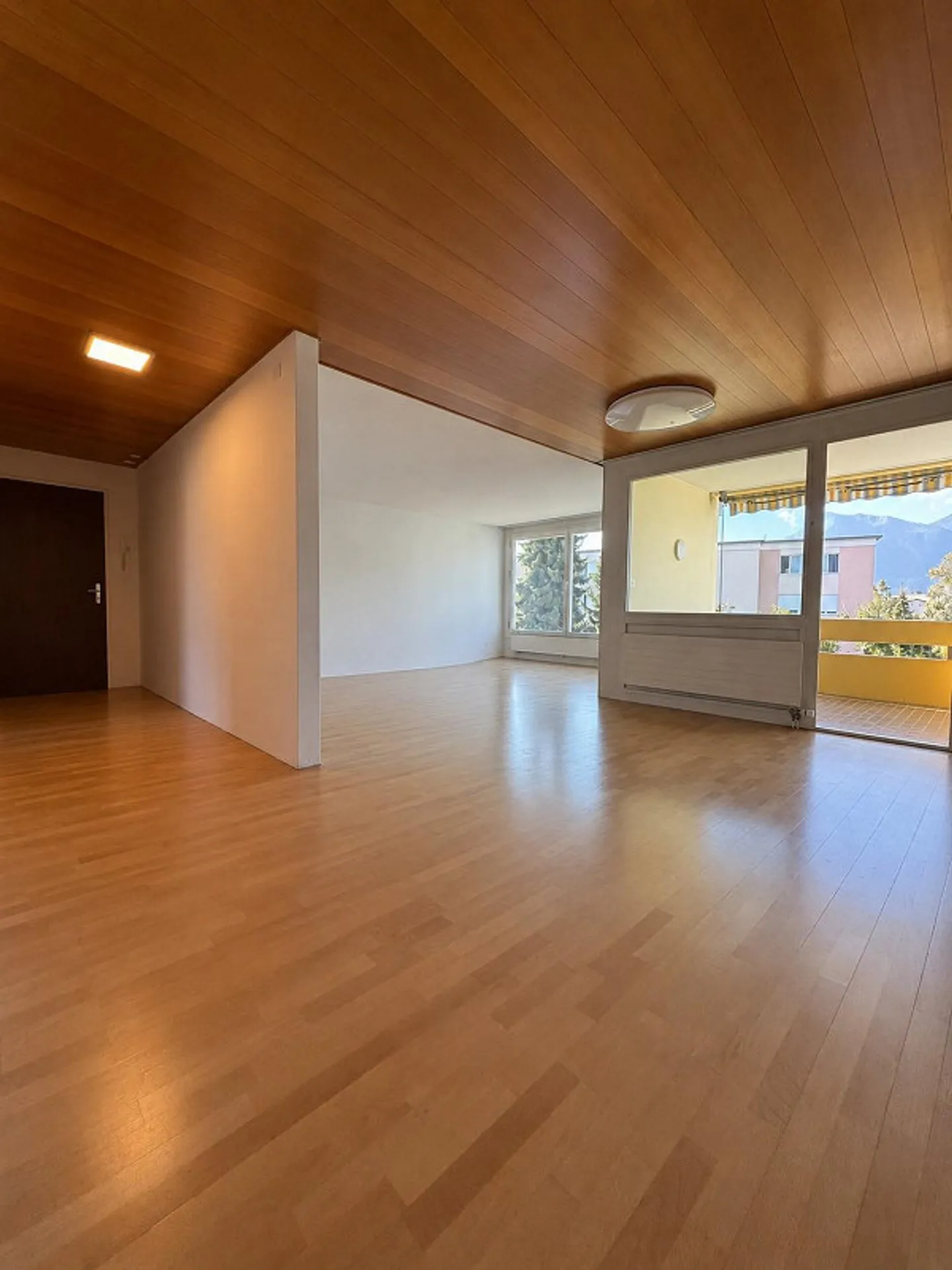 Ampio appartamento di 4,5 stanze con balcone e vista sulle montagne a Thun - Foto 2 di 12
