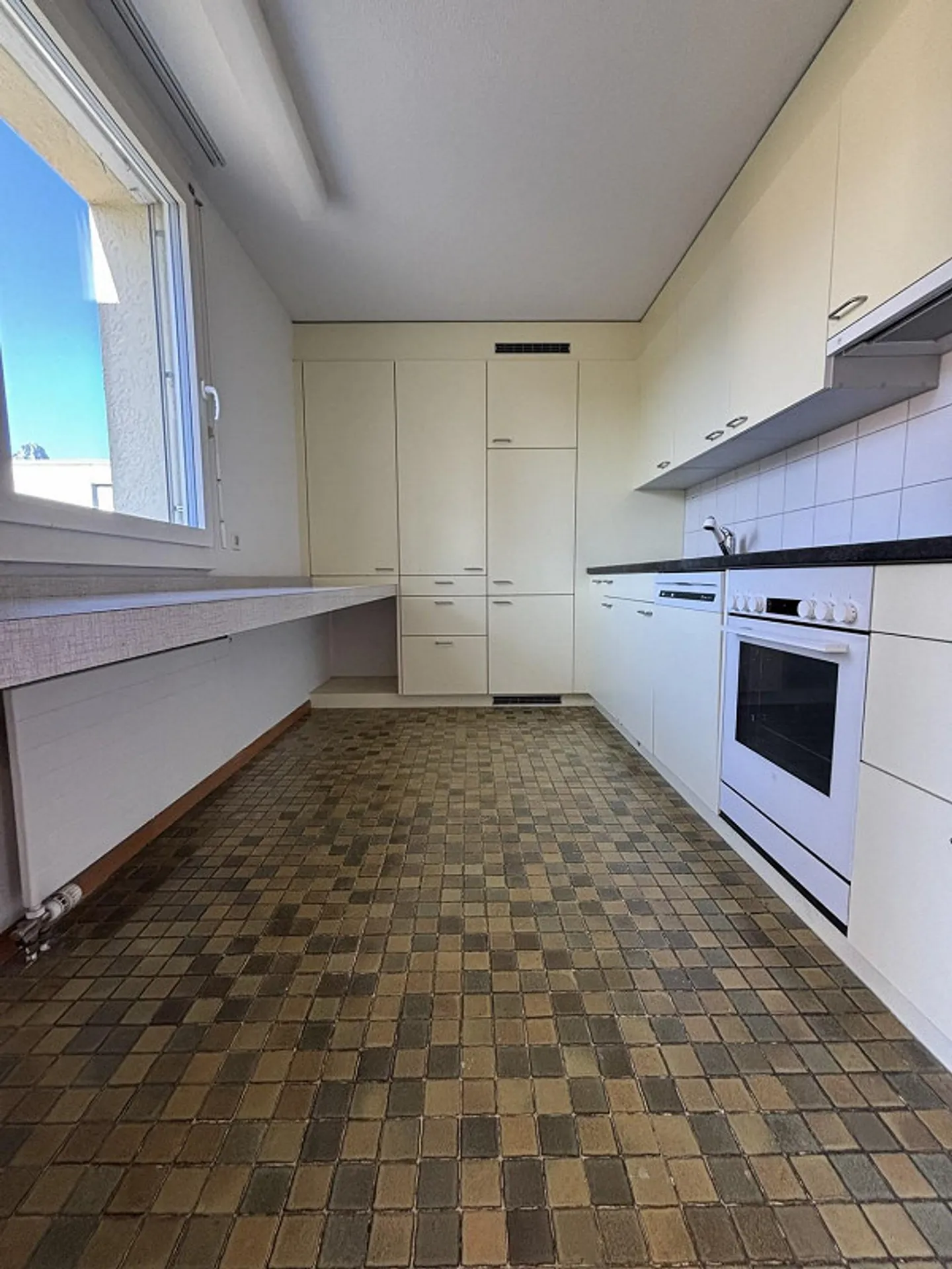 Ampio appartamento di 4,5 stanze con balcone e vista sulle montagne a Thun - Foto 7 di 12