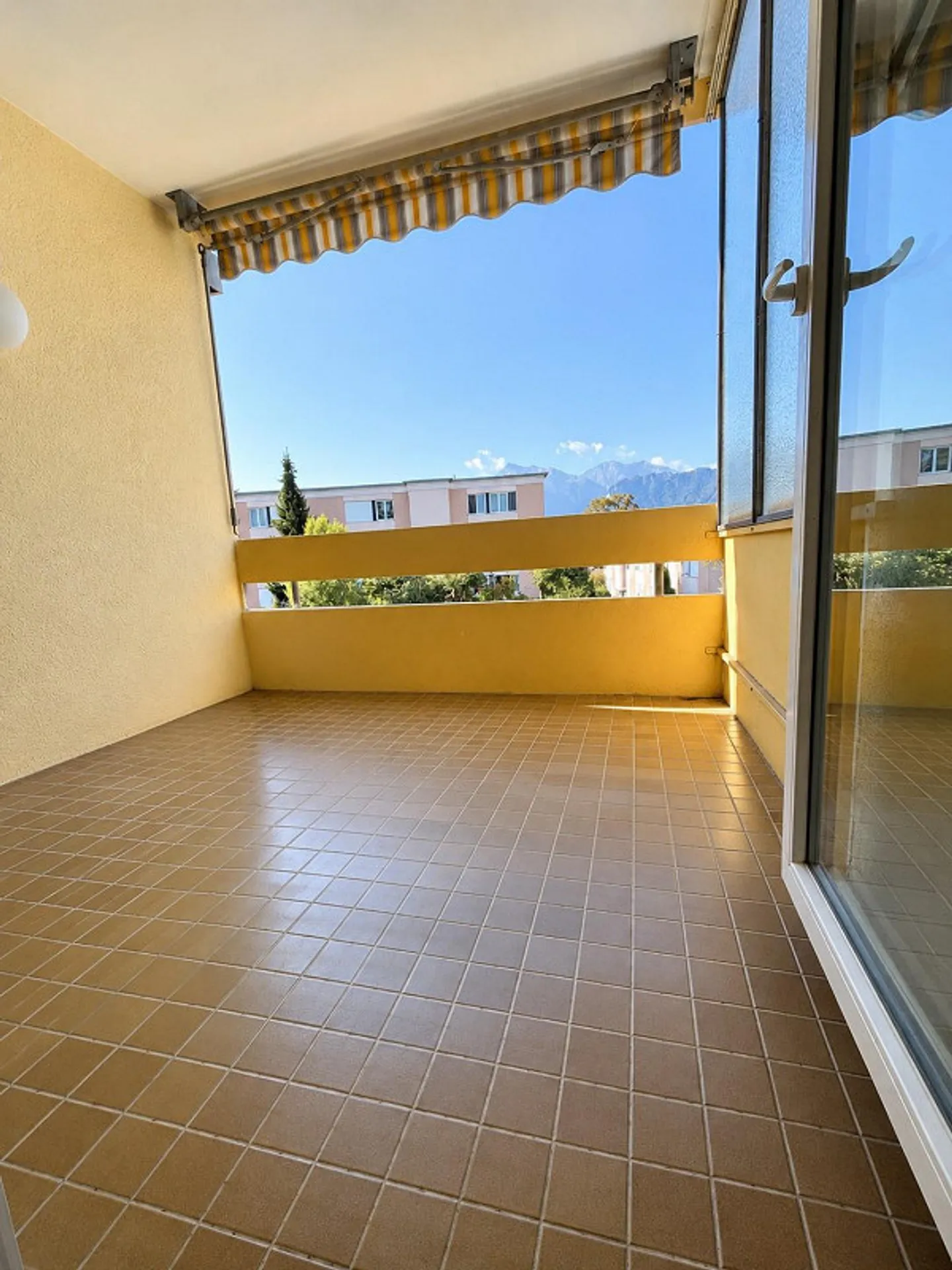 Ampio appartamento di 4,5 stanze con balcone e vista sulle montagne a Thun - Foto 9 di 12