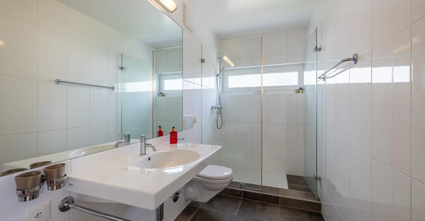 4.5 pièces avec vue lac panoramique, balcon 25 m² & 2 places couvertes - Foto 6 von 6