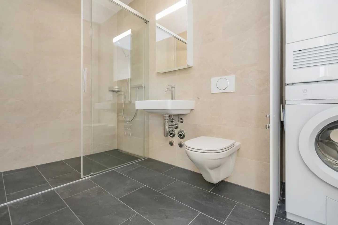 2.5 Room Apartment with Spacious Rooftop Terrace - Photo 3 of 4