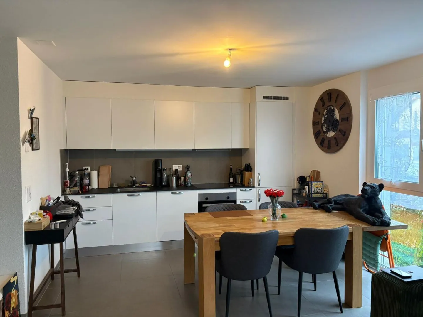 Appartement lumineux en rez-de-chaussée avec grande terrasse, jardin et 2 places de parking - Conthey - Photo 2 sur 8