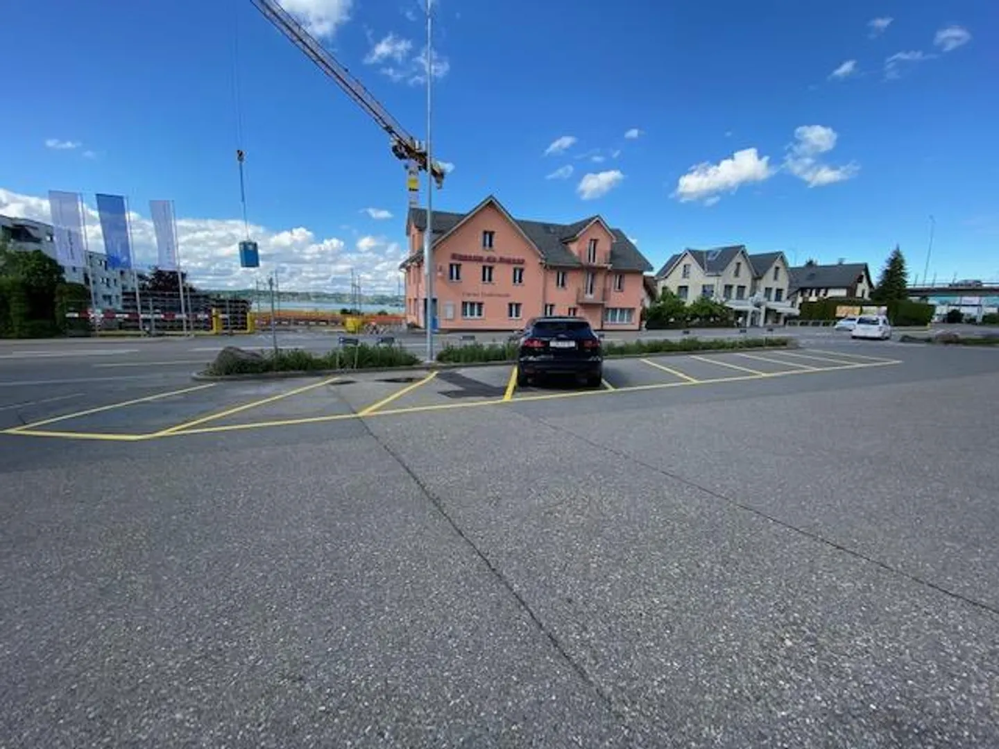 Zentraler Aussenparkplatz - Foto 1 von 1