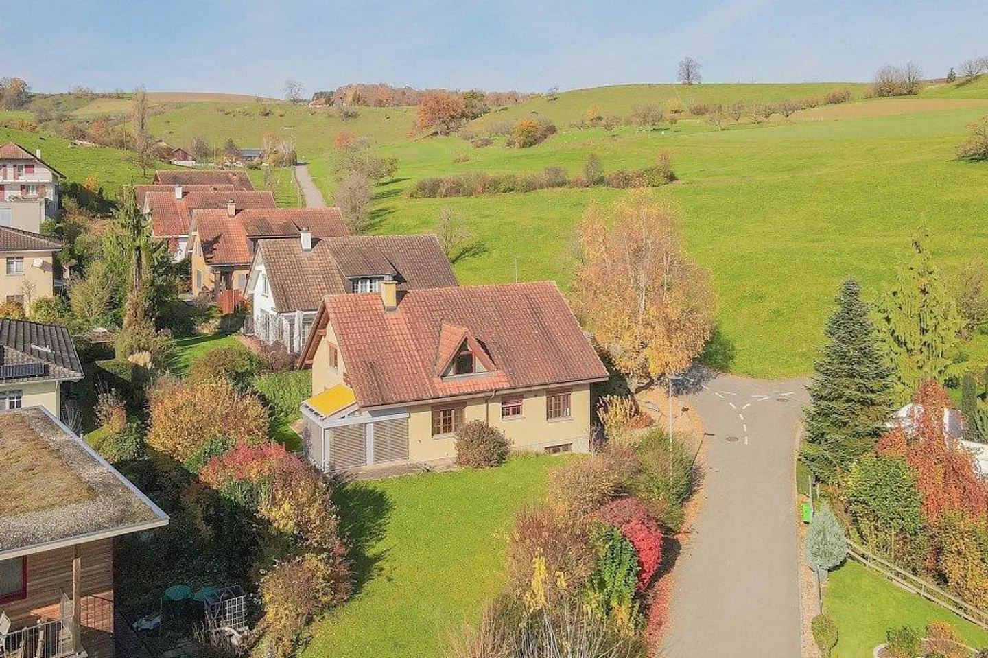 Maison individuelle de 6,5 pièces avec véranda à la limite de la zone de construction - Photo 1 sur 13
