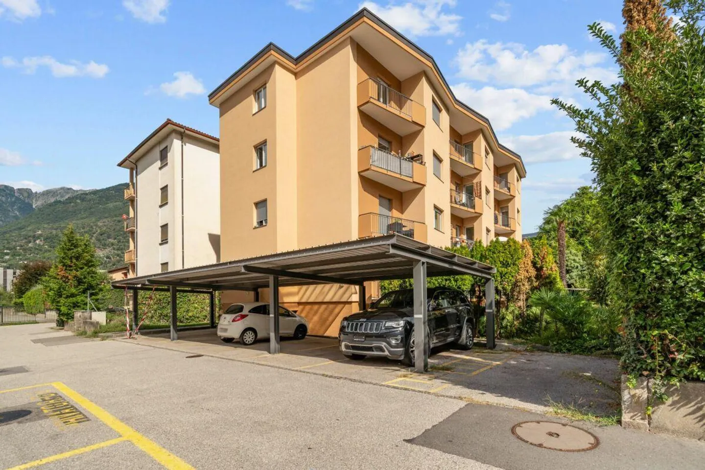 Casa plurifamiliare con 12 appartamenti - Rendimento attraente del 4,5 % - Foto 1 di 12