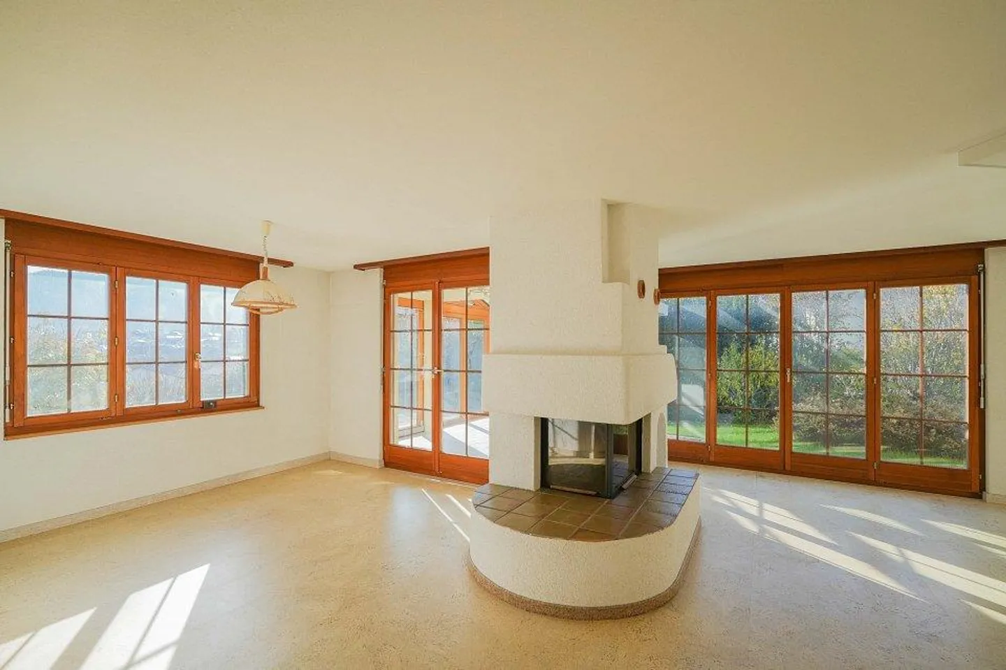 Maison individuelle de 6,5 pièces avec véranda à la limite de la zone de construction - Photo 3 sur 13