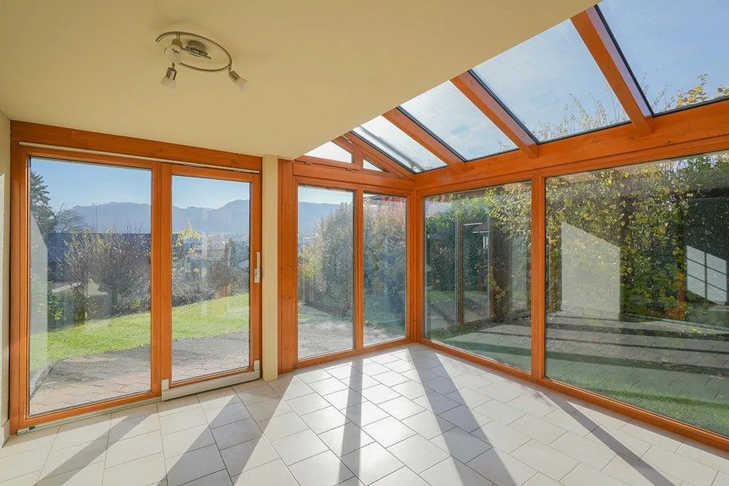 Maison individuelle de 6,5 pièces avec véranda à la limite de la zone de construction - Photo 4 sur 13