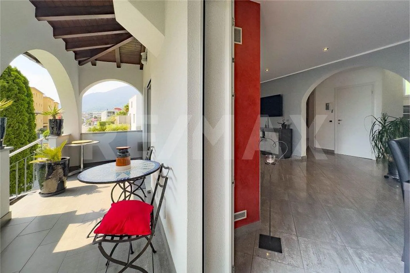 Maison unifamiliale de 6 pièces dans un emplacement pratique - Photo 3 sur 13