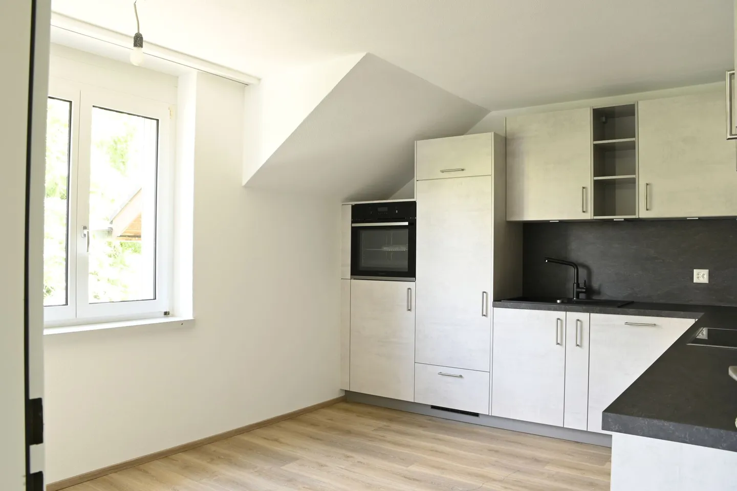 Attico attraente di 5,5 stanze con camino a Zuzwil - pronto per essere occupato subito - Foto 1 di 8