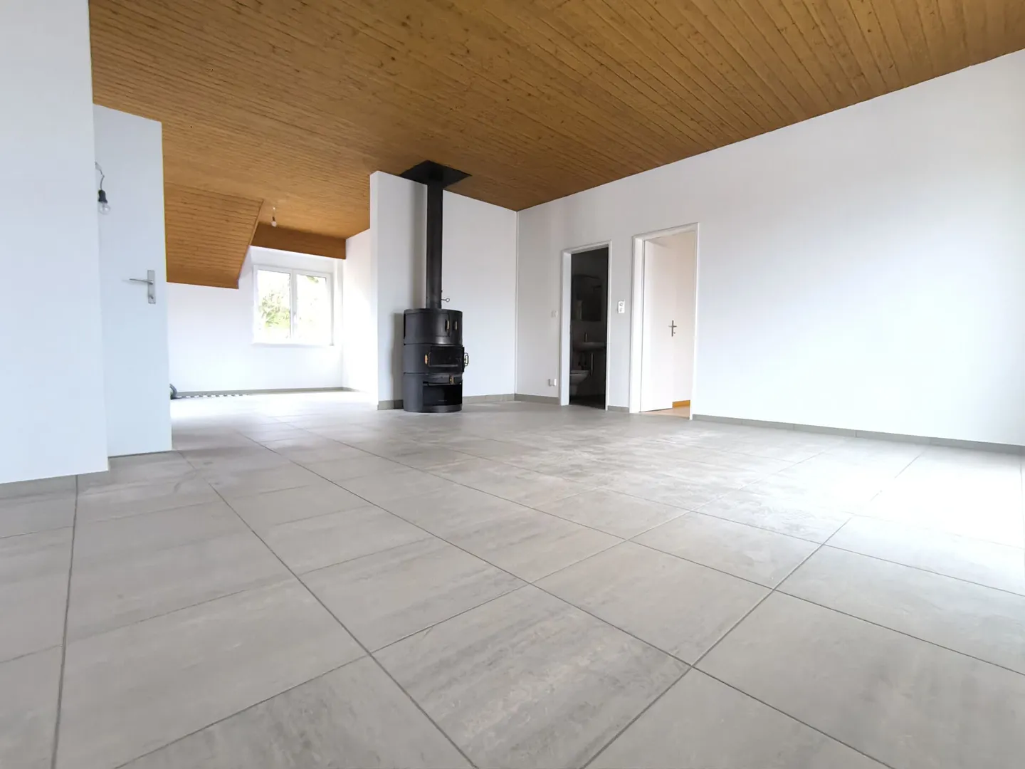 Attico attraente di 5,5 stanze con camino a Zuzwil - pronto per essere occupato subito - Foto 2 di 8