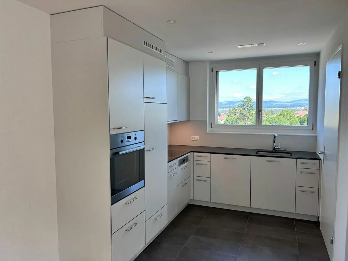 Appartement moderne de 2,5 pièces avec balcon spacieux - Belp - Photo 2 sur 5