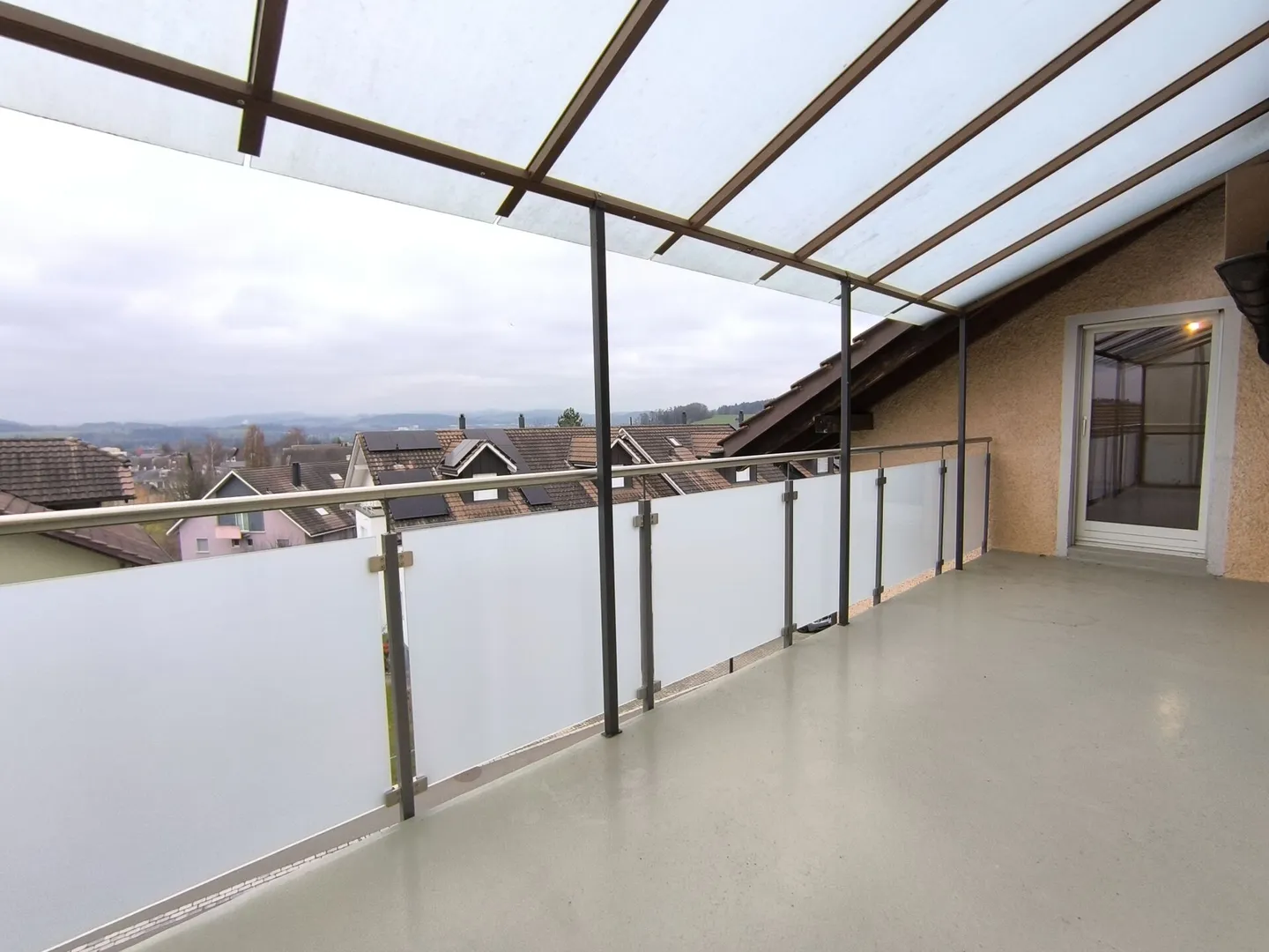 Attico attraente di 5,5 stanze con camino a Zuzwil - pronto per essere occupato subito - Foto 8 di 8