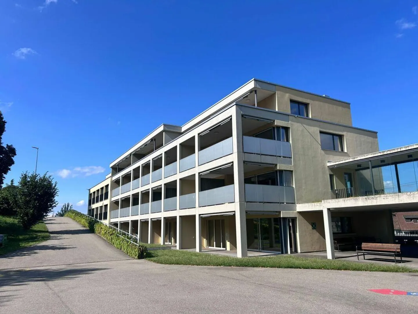 Appartement moderne de 2,5 pièces avec balcon spacieux - Belp - Photo 1 sur 5