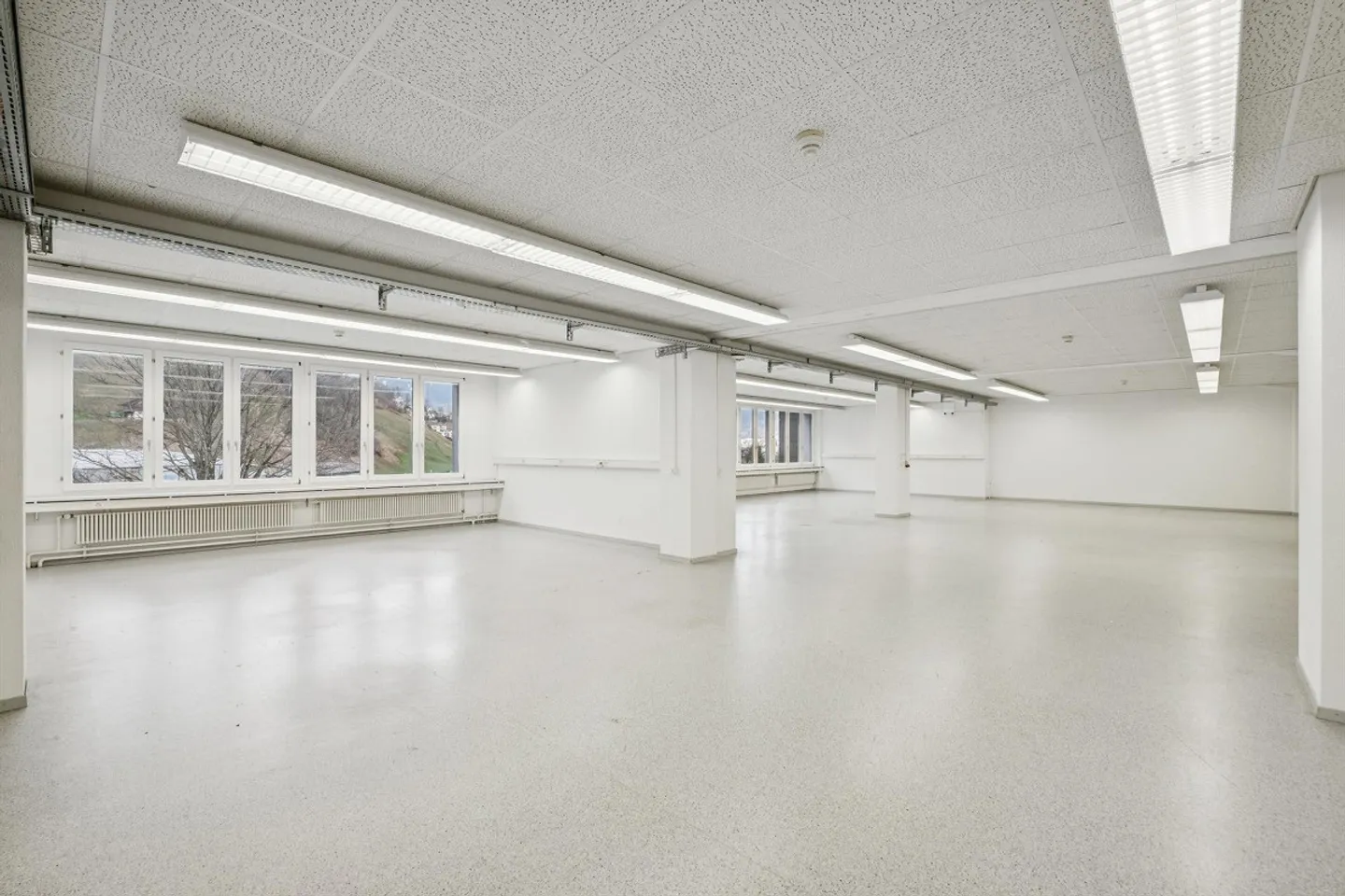Attractive office spaces with beautiful lake view - Photo 5 of 9