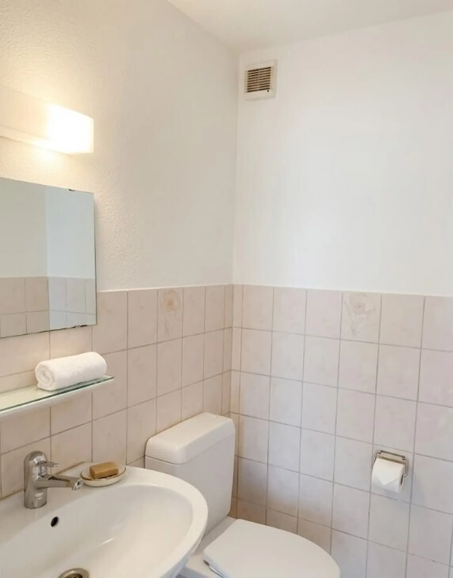 Apartment seeks single! - Photo 3 of 4