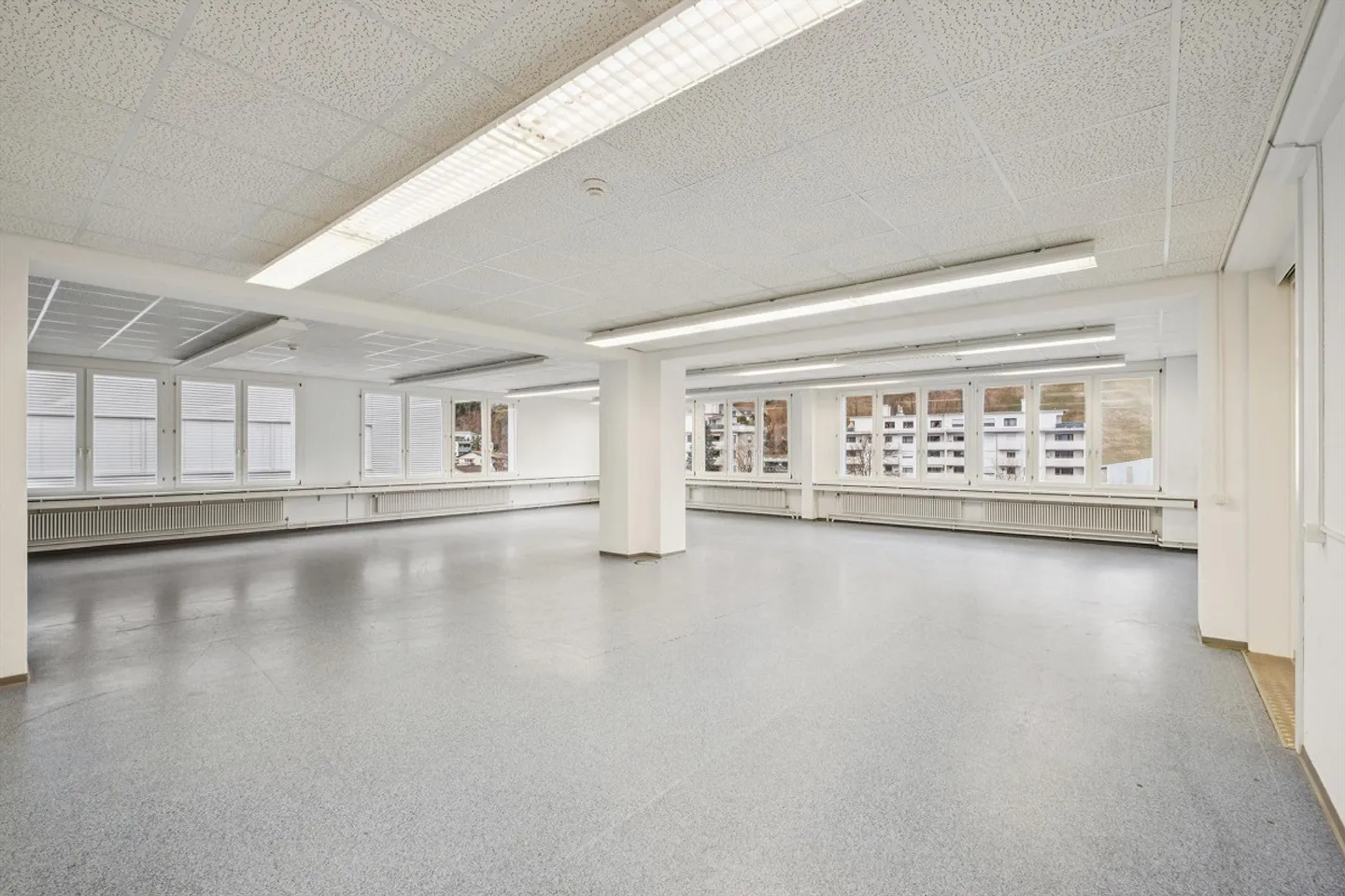 Attractive office spaces with beautiful lake view - Photo 6 of 9