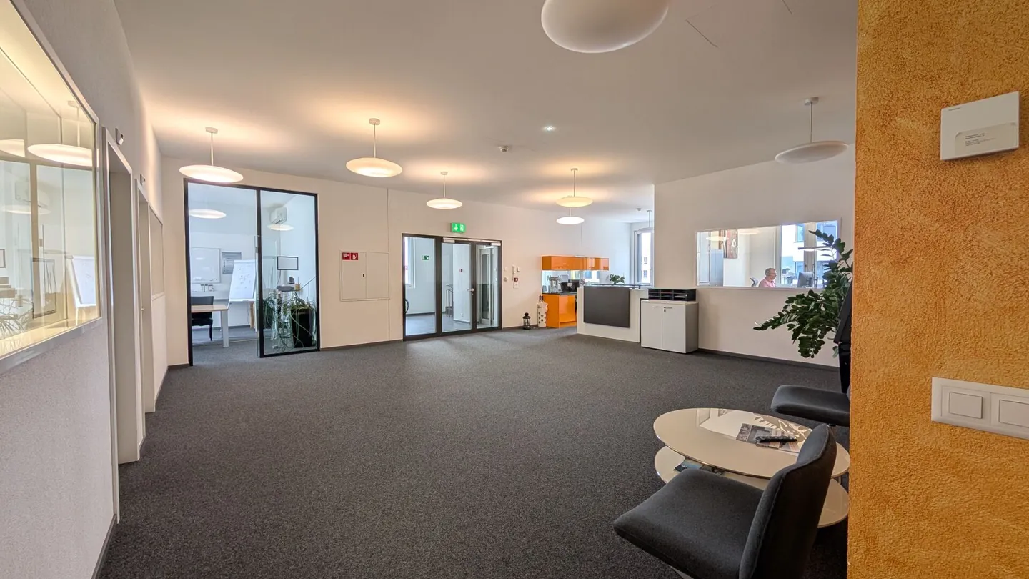 Espace de bureau attrayant et polyvalent à louer dans le parc industriel de Buss - Photo 5 sur 18