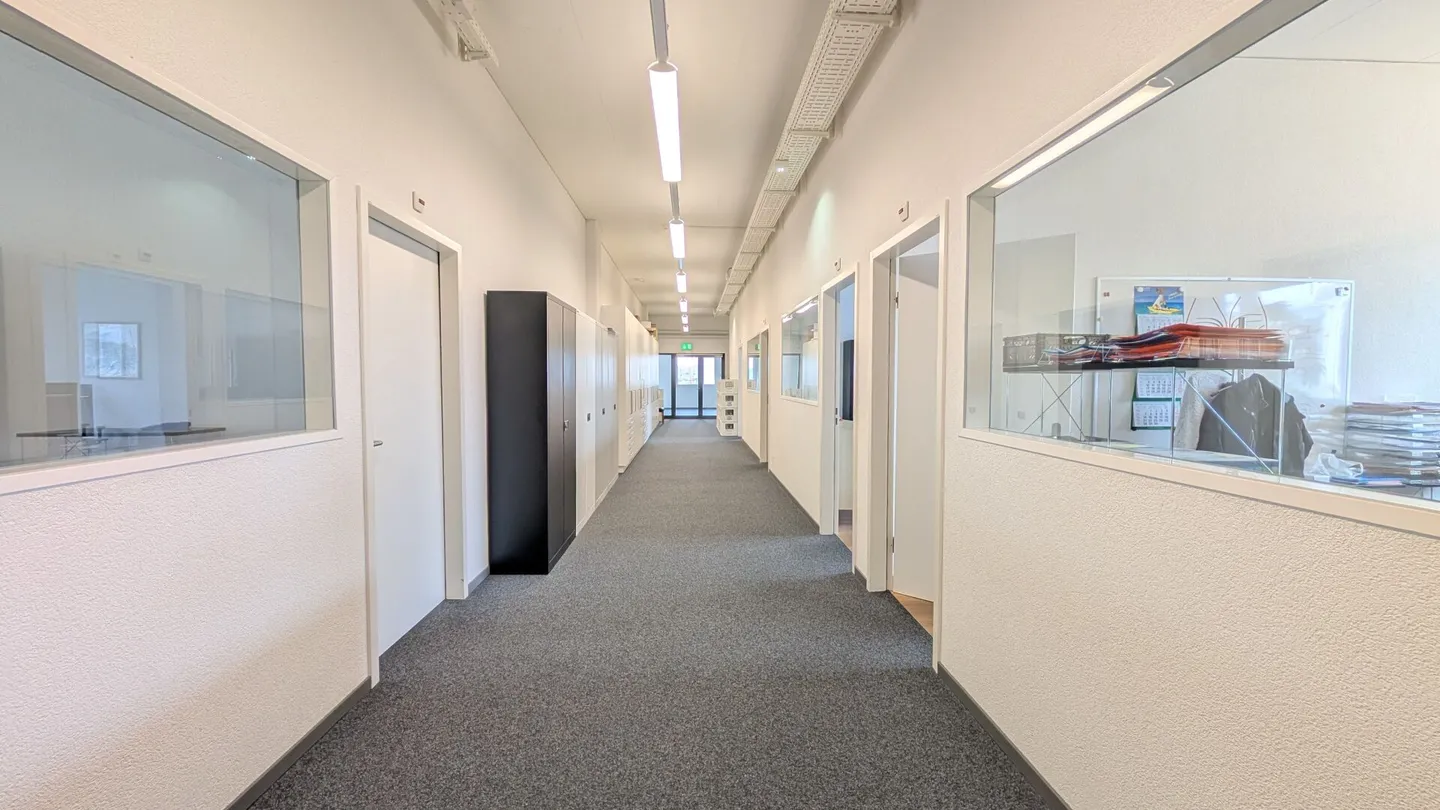 Espace de bureau attrayant et polyvalent à louer dans le parc industriel de Buss - Photo 8 sur 18