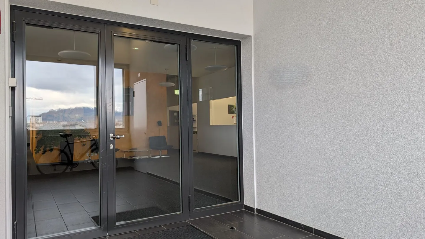 Espace de bureau attrayant et polyvalent à louer dans le parc industriel de Buss - Photo 2 sur 18