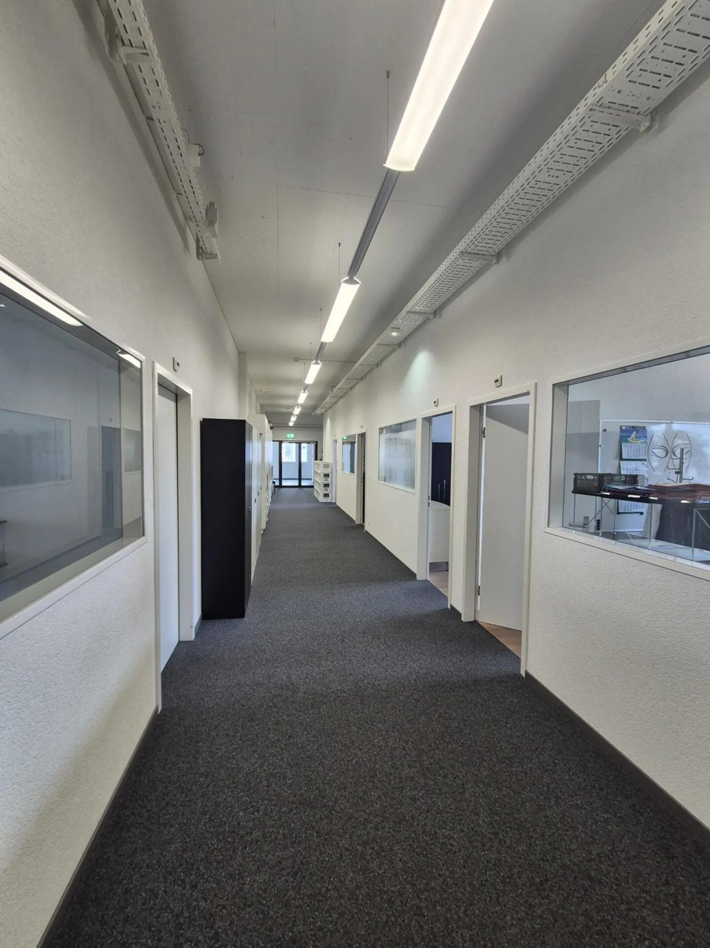 Espace de bureau attrayant et polyvalent à louer dans le parc industriel de Buss - Photo 12 sur 18