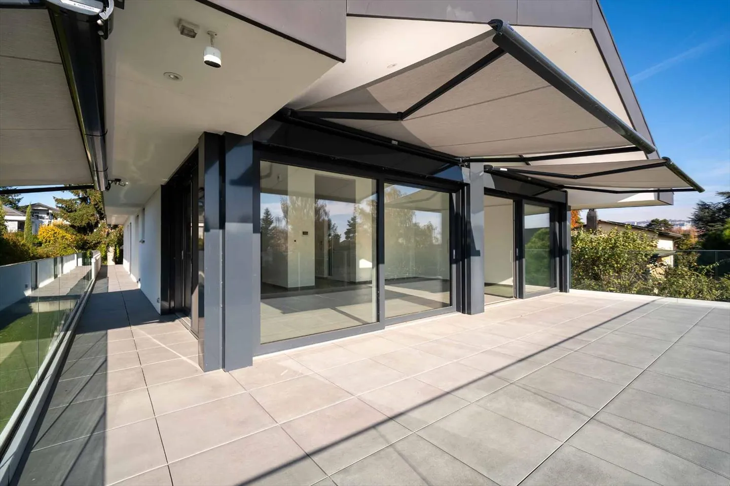 An exceptional property combining comfort, modernity, generous spaces, and lake view - Photo 3 of 13