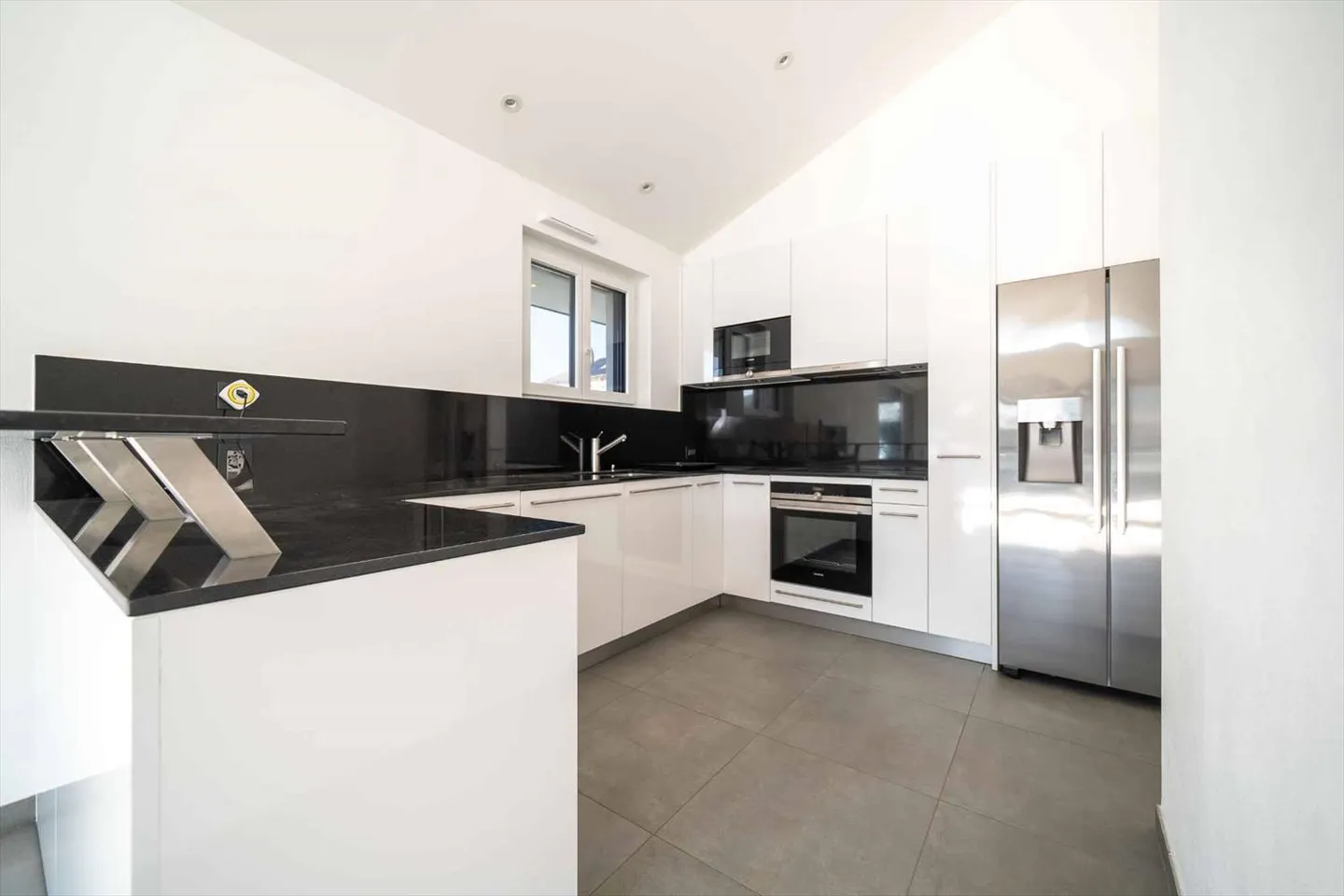 An exceptional property combining comfort, modernity, generous spaces, and lake view - Photo 6 of 13