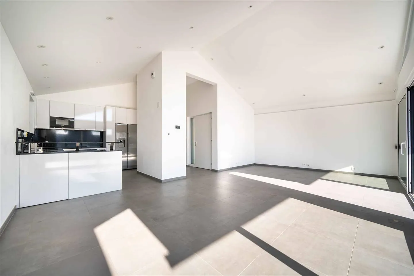 An exceptional property combining comfort, modernity, generous spaces, and lake view - Photo 5 of 13