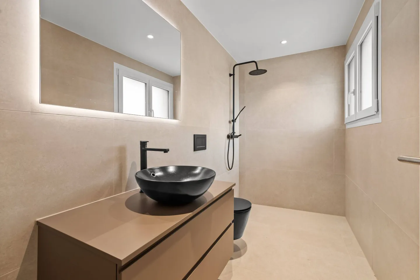 2025 Completely Renovated - 5.5 Room Detached House in Bergdietikon - Photo 14 of 31