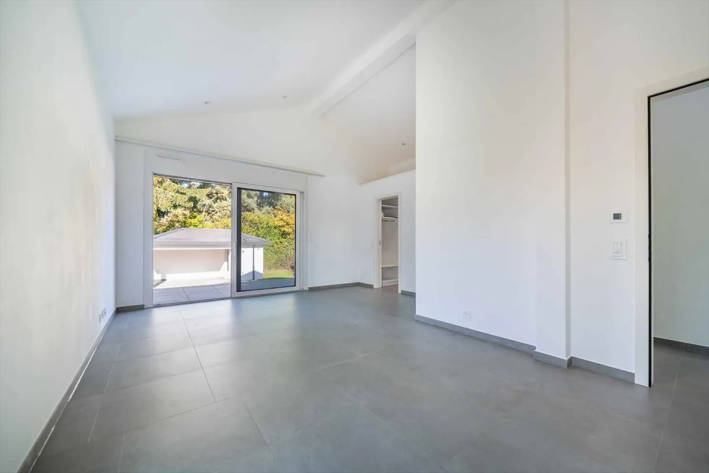 An exceptional property combining comfort, modernity, generous spaces, and lake view - Photo 8 of 13