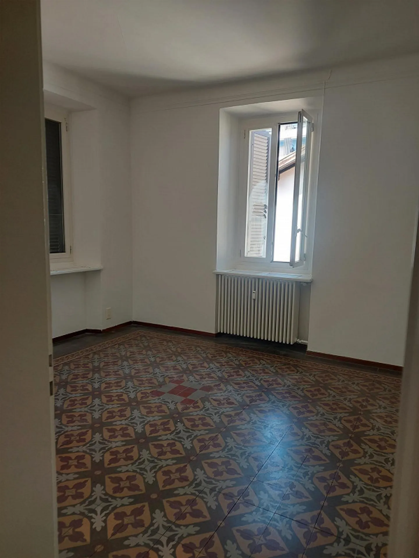 SPACIOUS APARTMENT IN CHIASSO - Photo 6 of 14