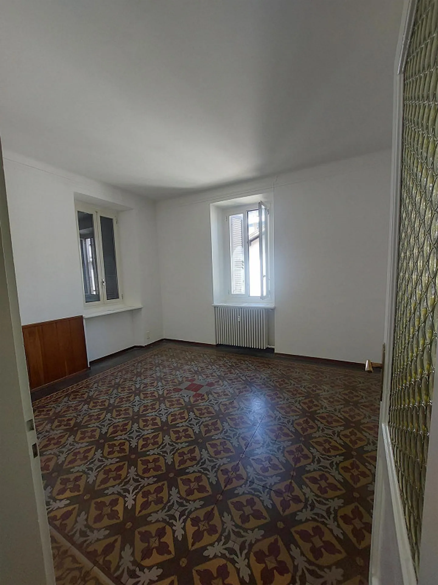 SPACIOUS APARTMENT IN CHIASSO - Photo 7 of 14