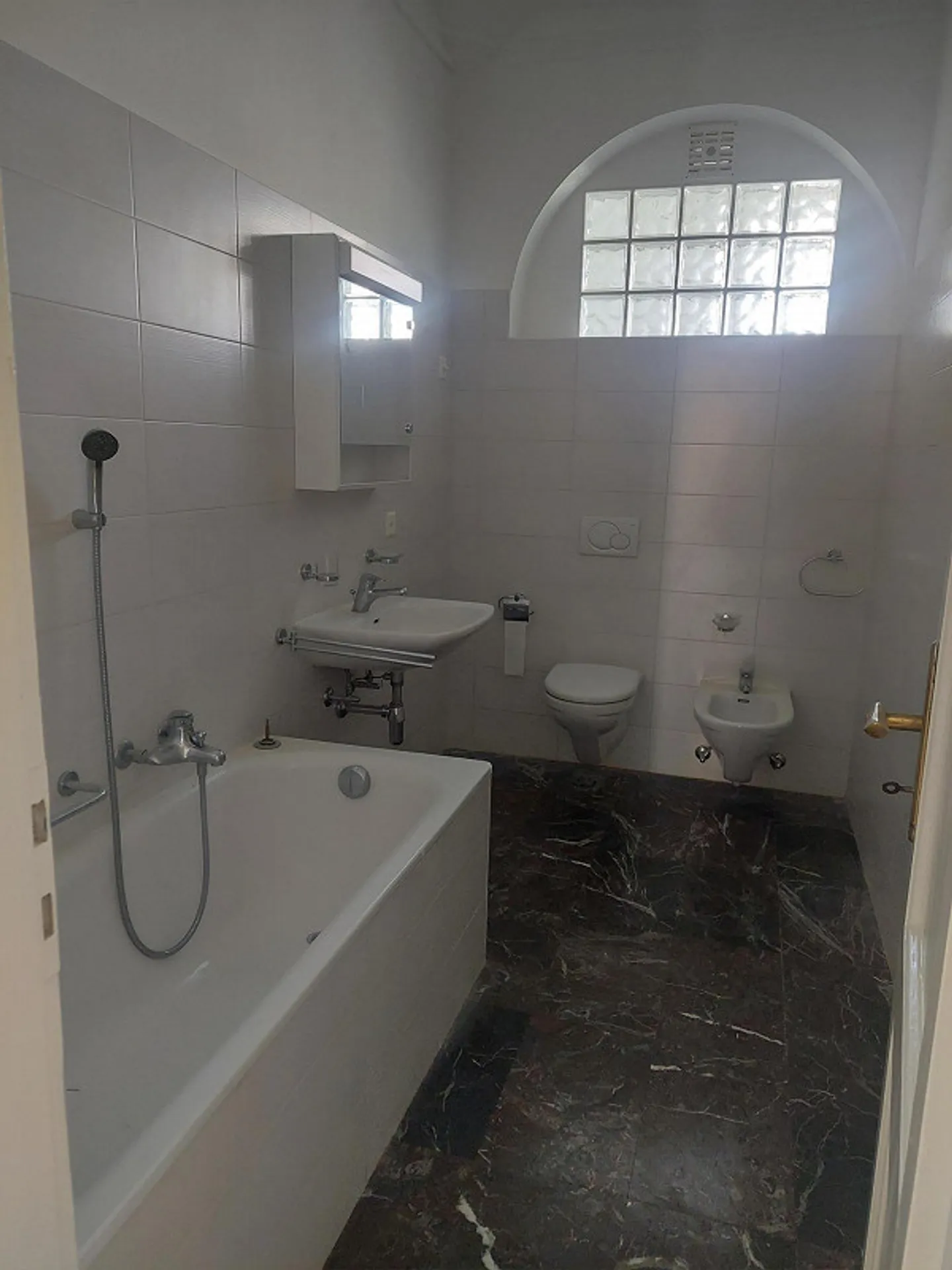 SPACIOUS APARTMENT IN CHIASSO - Photo 11 of 14