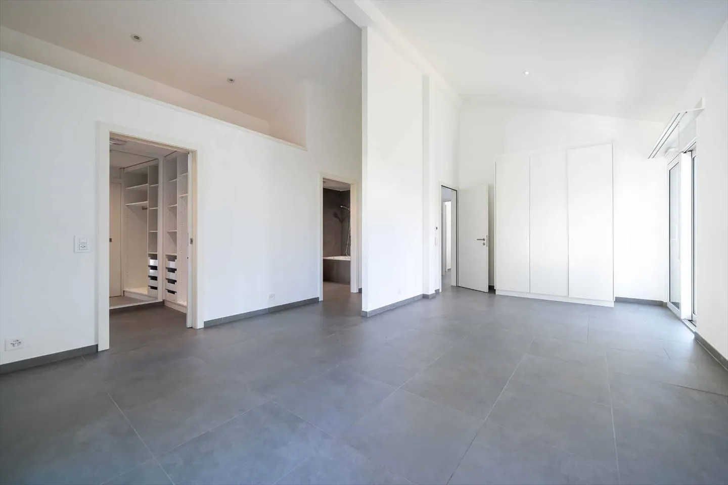 An exceptional property combining comfort, modernity, generous spaces, and lake view - Photo 9 of 13