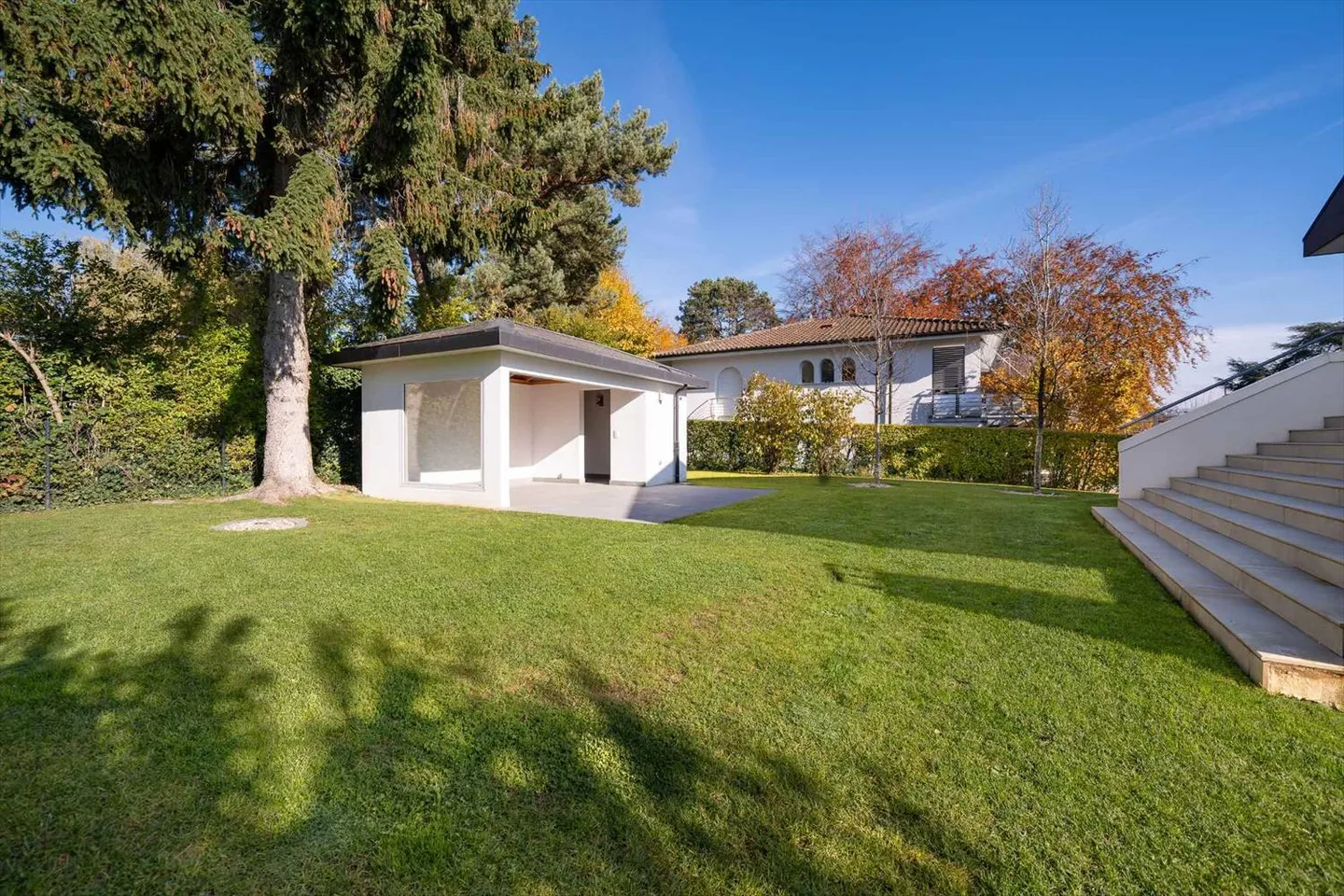 An exceptional property combining comfort, modernity, generous spaces, and lake view - Photo 12 of 13