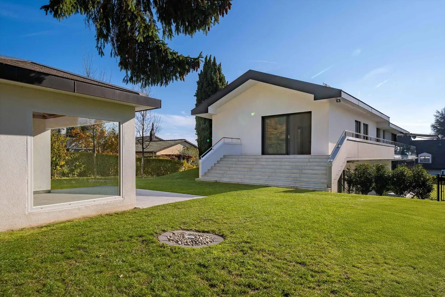 An exceptional property combining comfort, modernity, generous spaces, and lake view - Photo 13 of 13