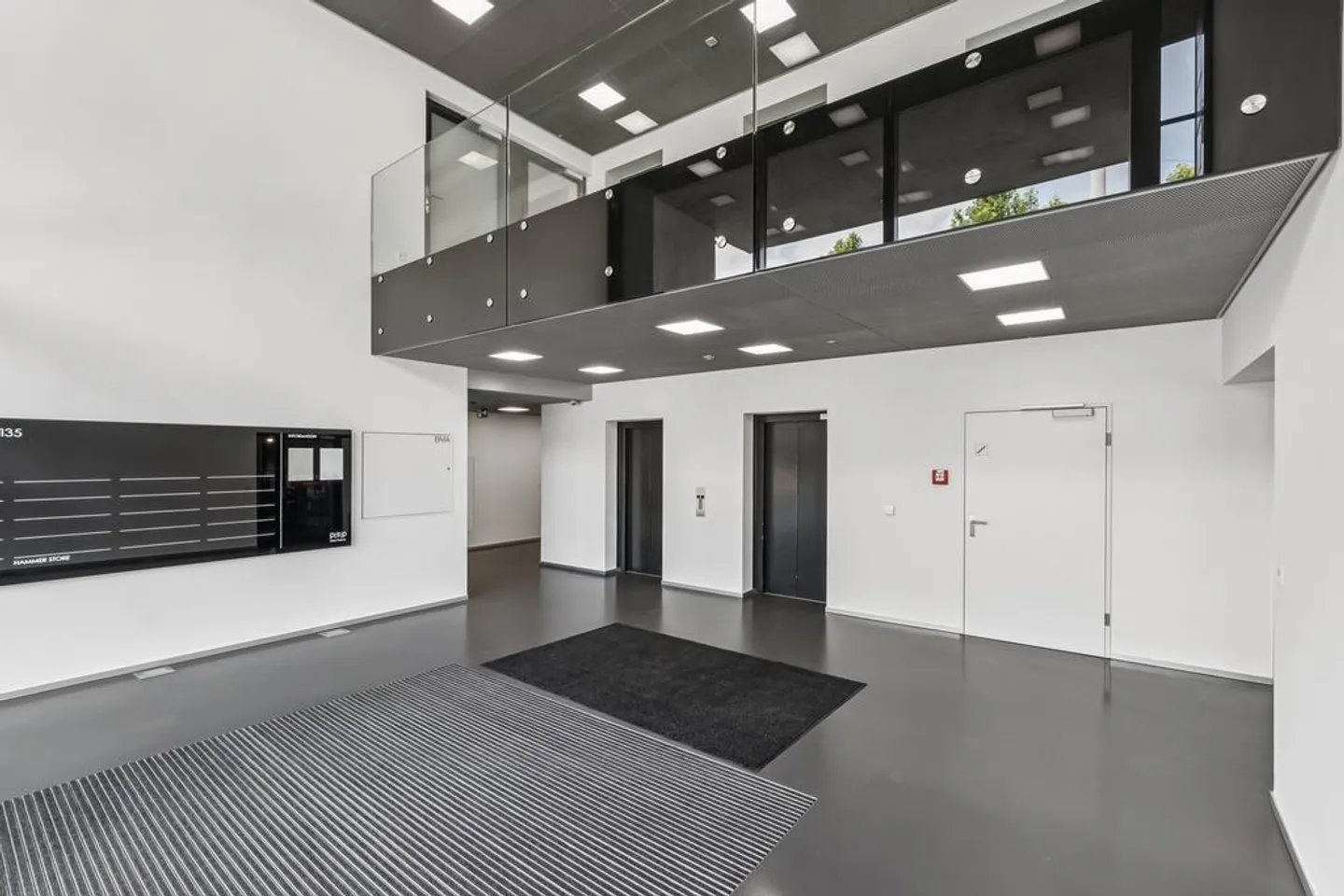 Spazio ufficio in una proprietà moderna - Foto 3 di 11