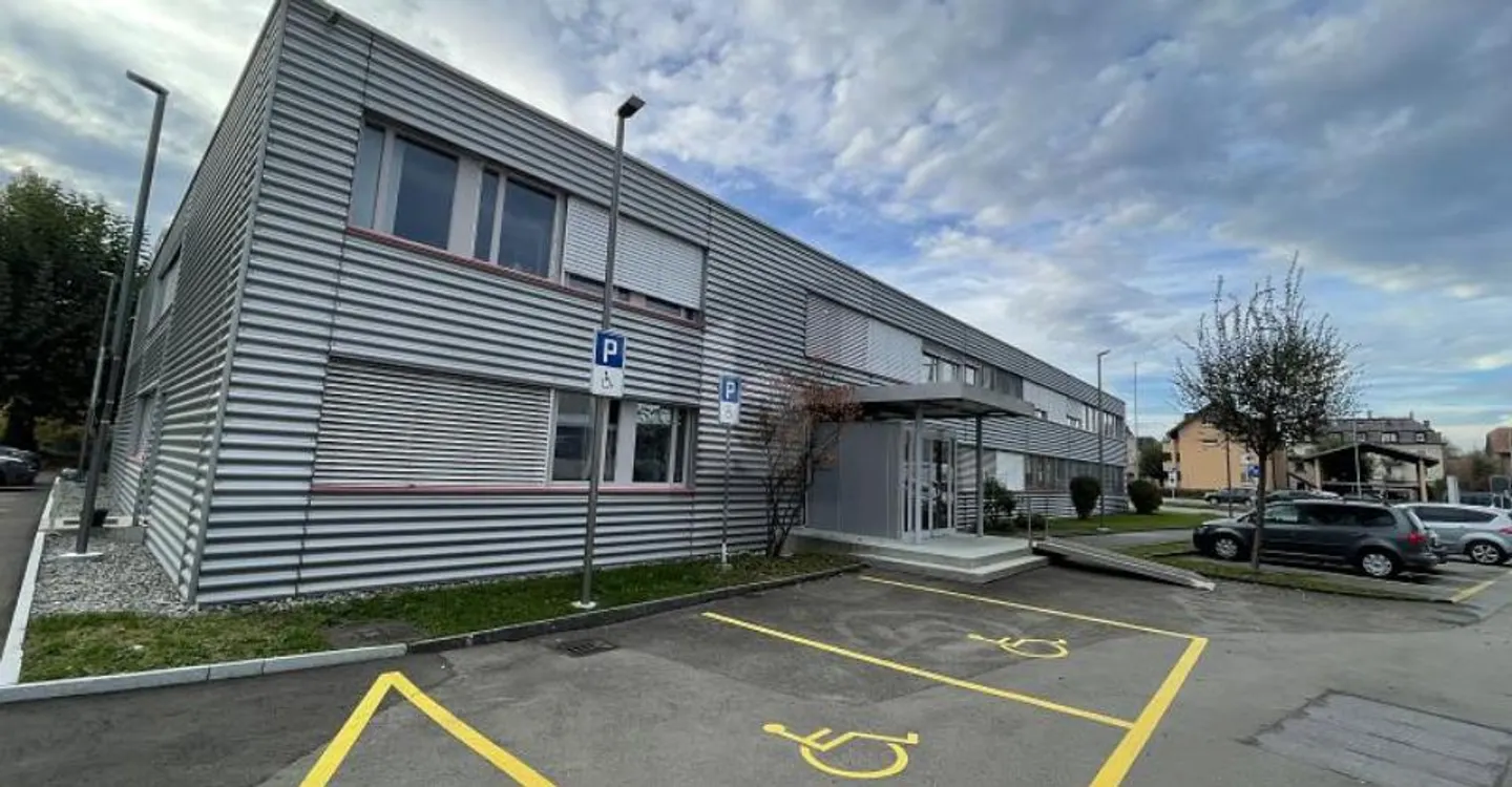 SPACIEUX ET LUMINEUX DANS UN EMPLACEMENT CENTRAL - Photo 1 sur 5