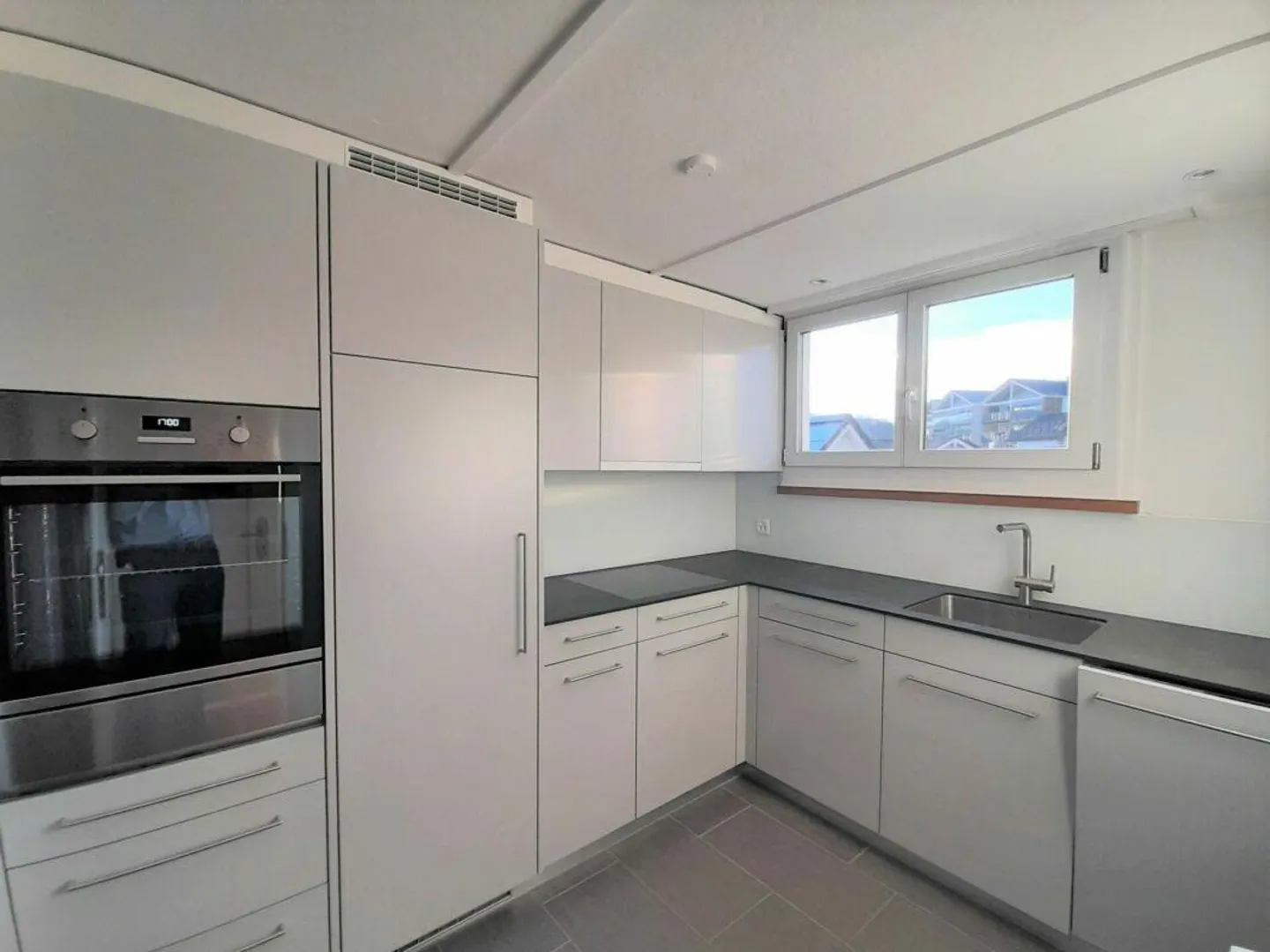 Renovated attic apartment with large balcony - Photo 4 of 8
