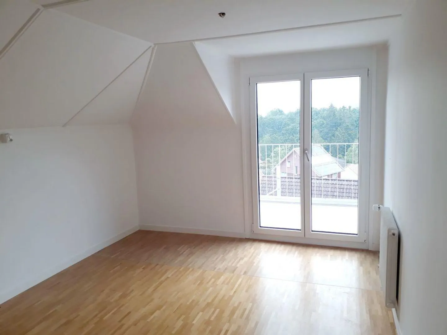 Renovated attic apartment with large balcony - Photo 5 of 8