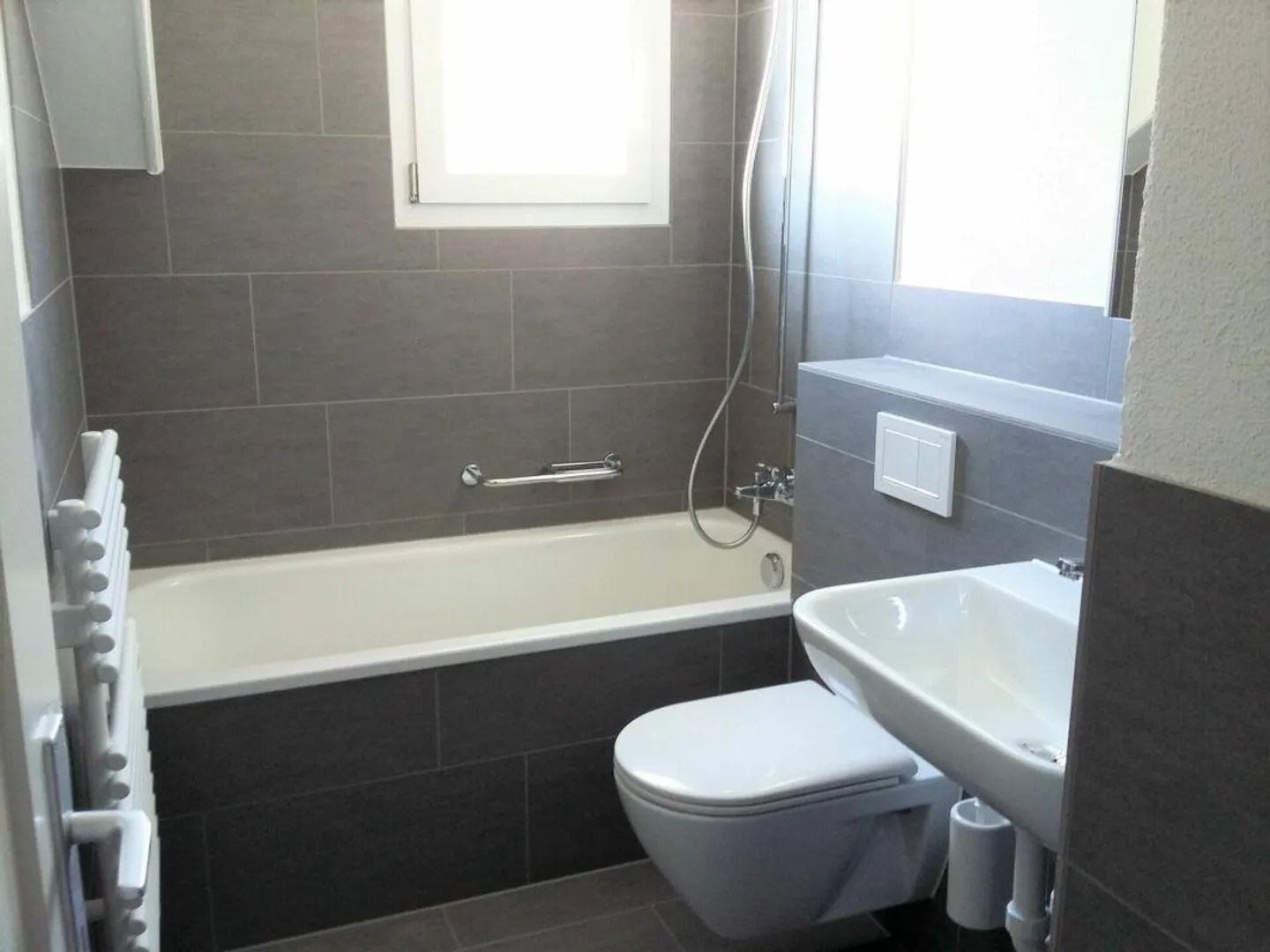 Renovated attic apartment with large balcony - Photo 8 of 8