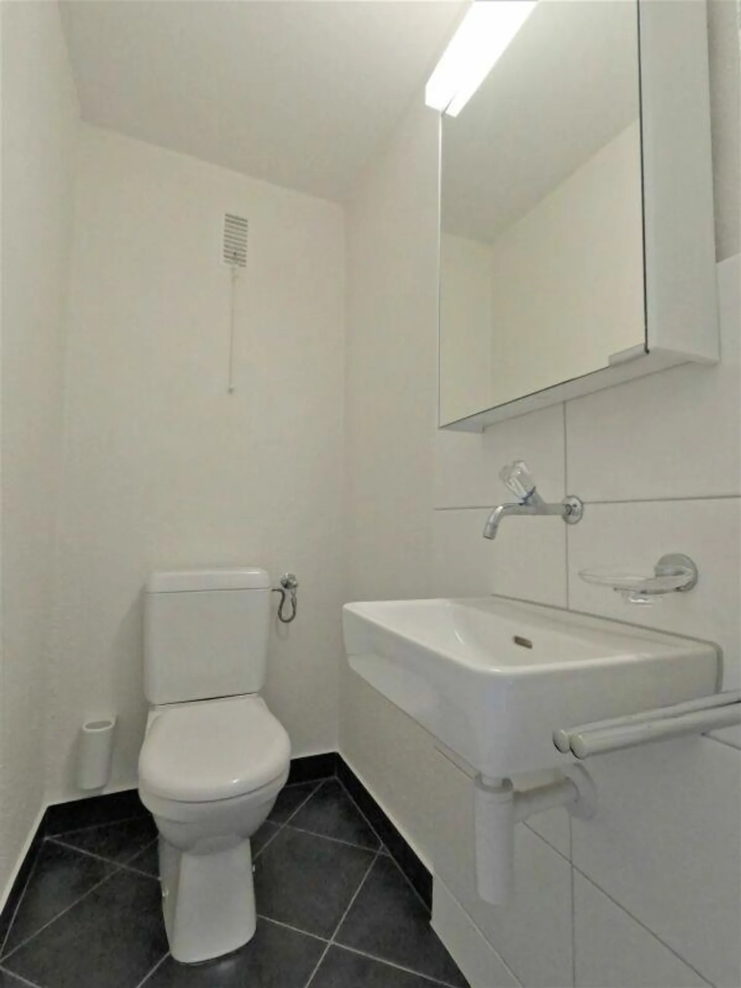 NUOVO! - Appartamento vicino al centro, con balcone e bagno e cucina recentemente ristrutturati - Foto 5 di 10