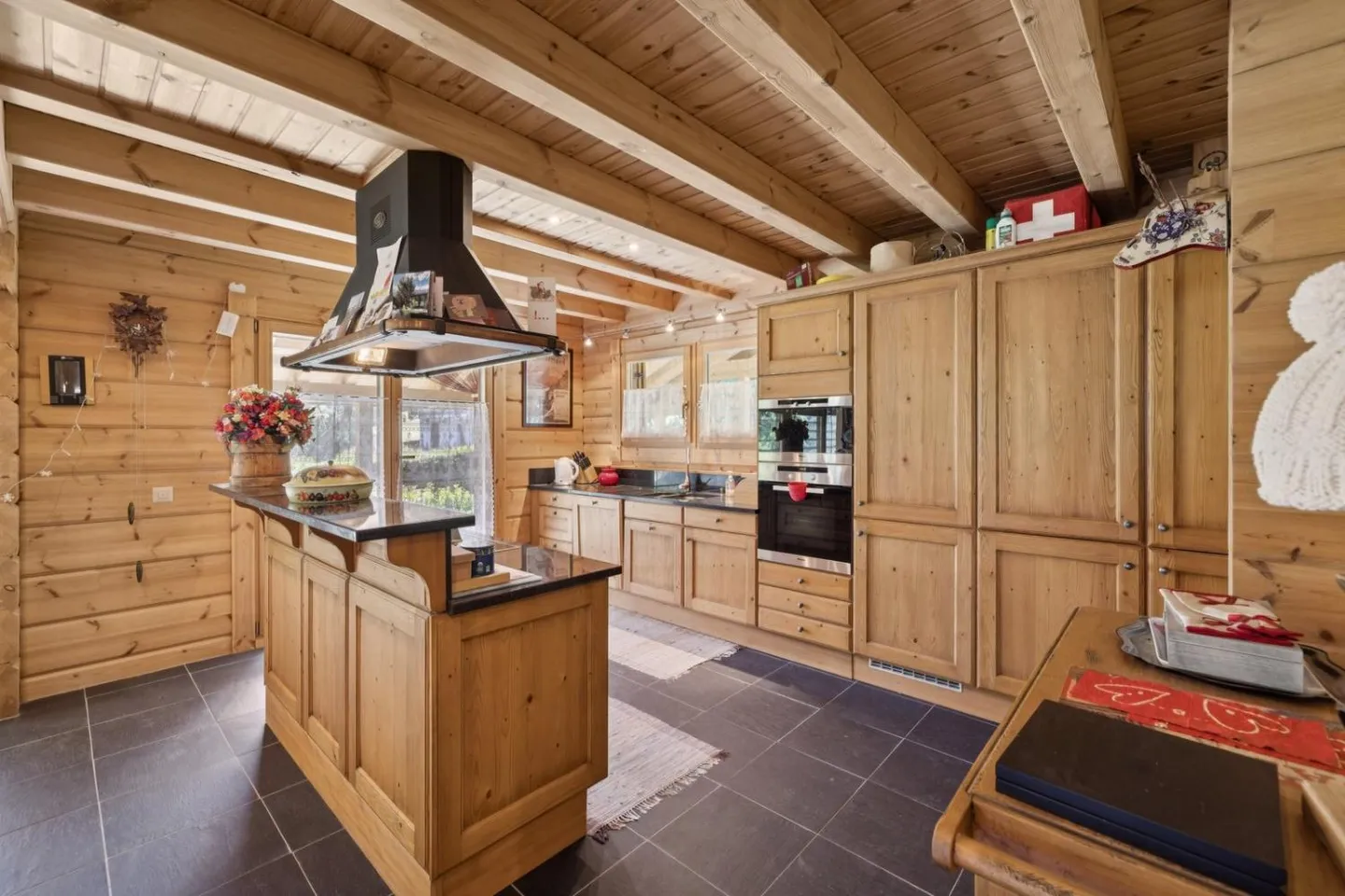 Individual chalet of 7.5 rooms of 250 m2 - Photo 2 of 13