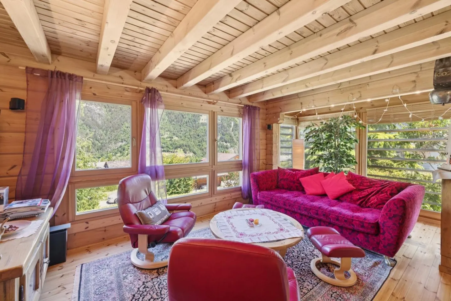 Individual chalet of 7.5 rooms of 250 m2 - Photo 3 of 13