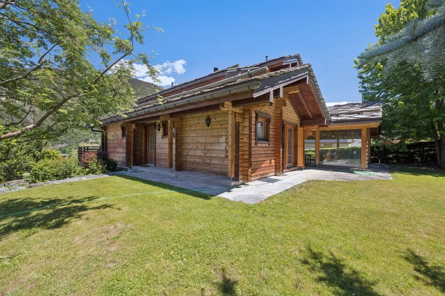 Individual chalet of 7.5 rooms of 250 m2 - Photo 4 of 13