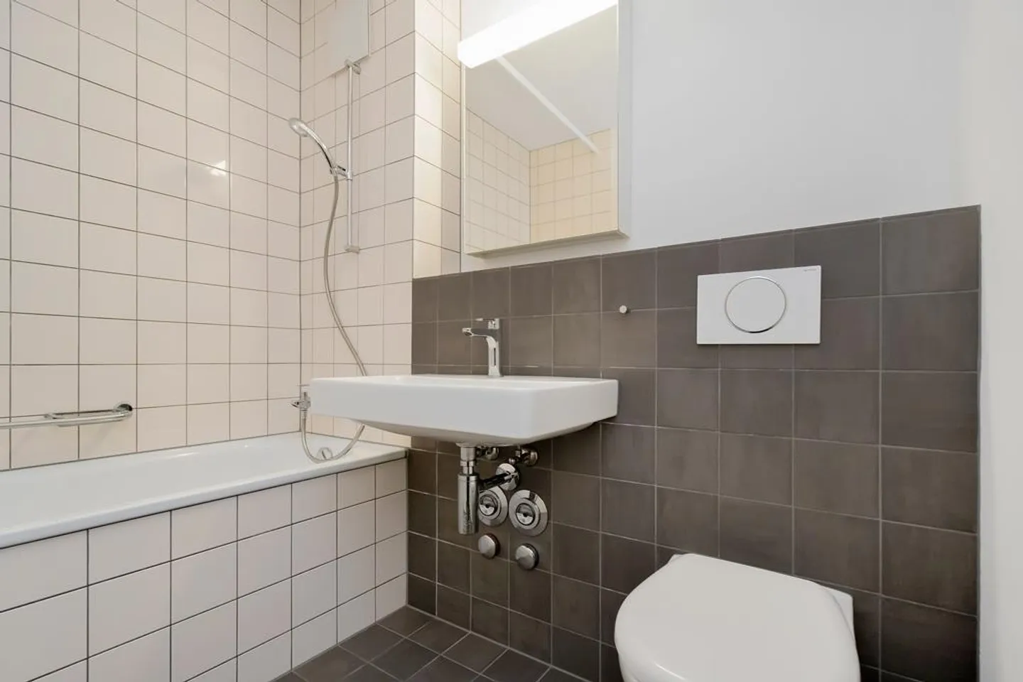 APARTMENT IN A CENTRAL LOCATION - Photo 9 of 10