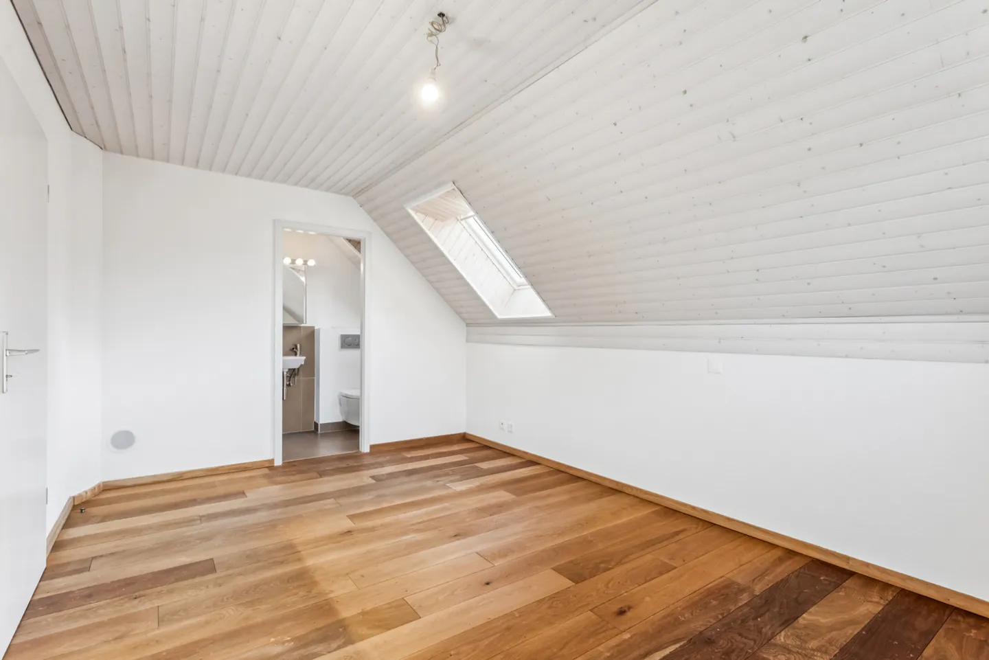 Reihenhaus mit 5,5 Zimmern in der Nähe aller Annehmlichkeiten - Foto 8 von 15