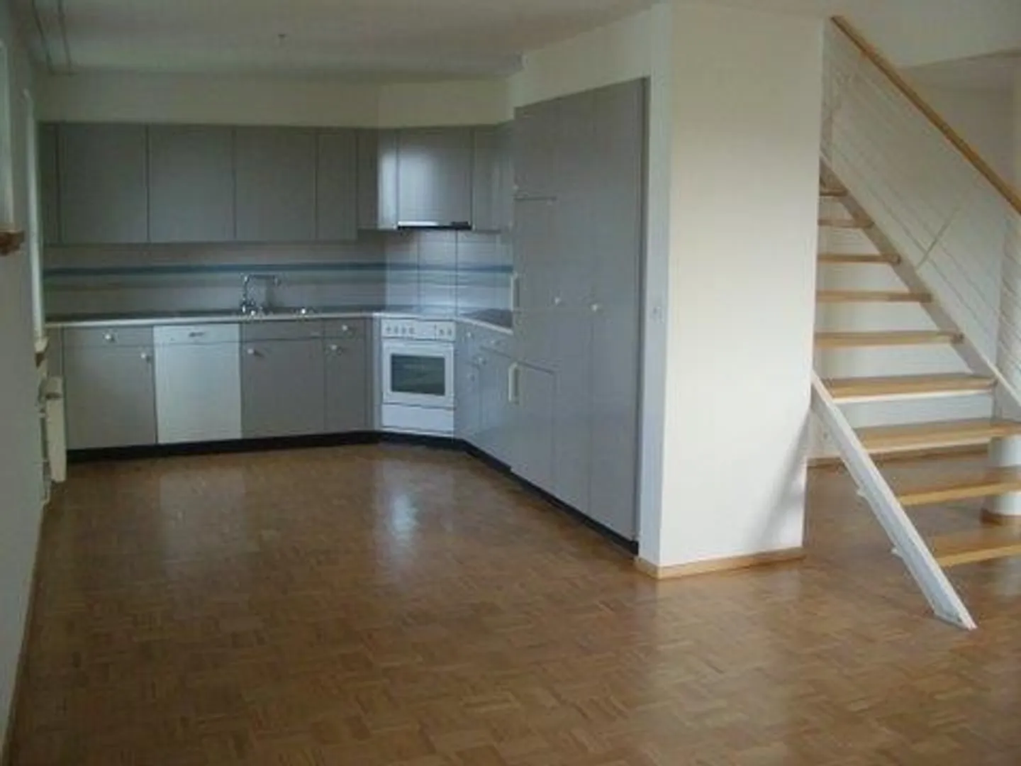 Ruhige und grosszügige 3 1/2-Zi.- Maisonnettewohnung - Foto 4 von 12