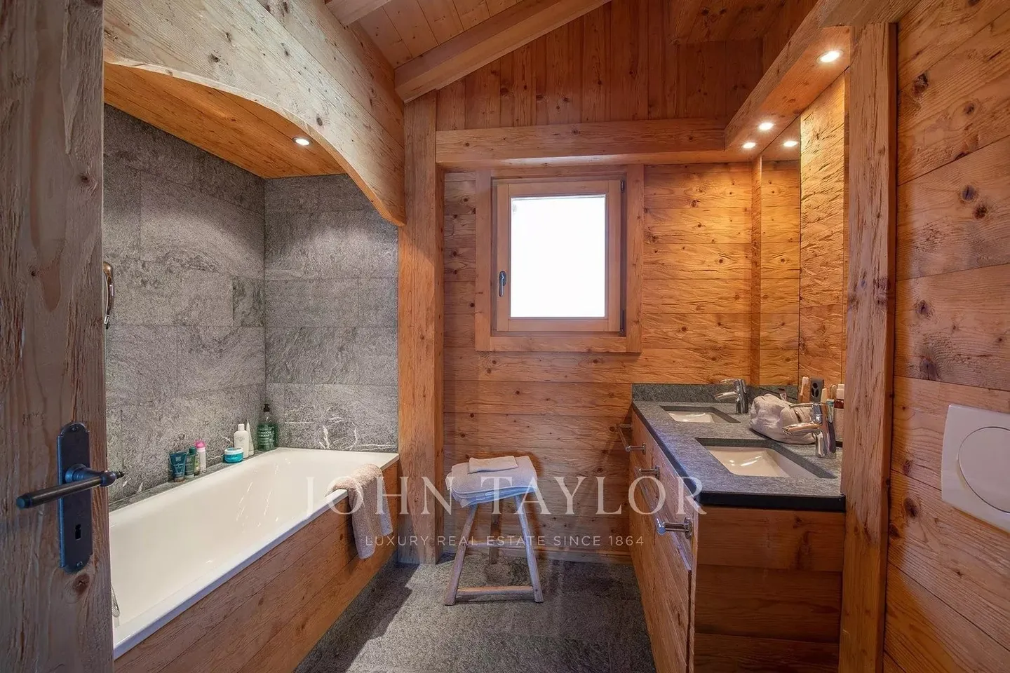 High-end penthouse for rent by the week - Photo 7 of 8