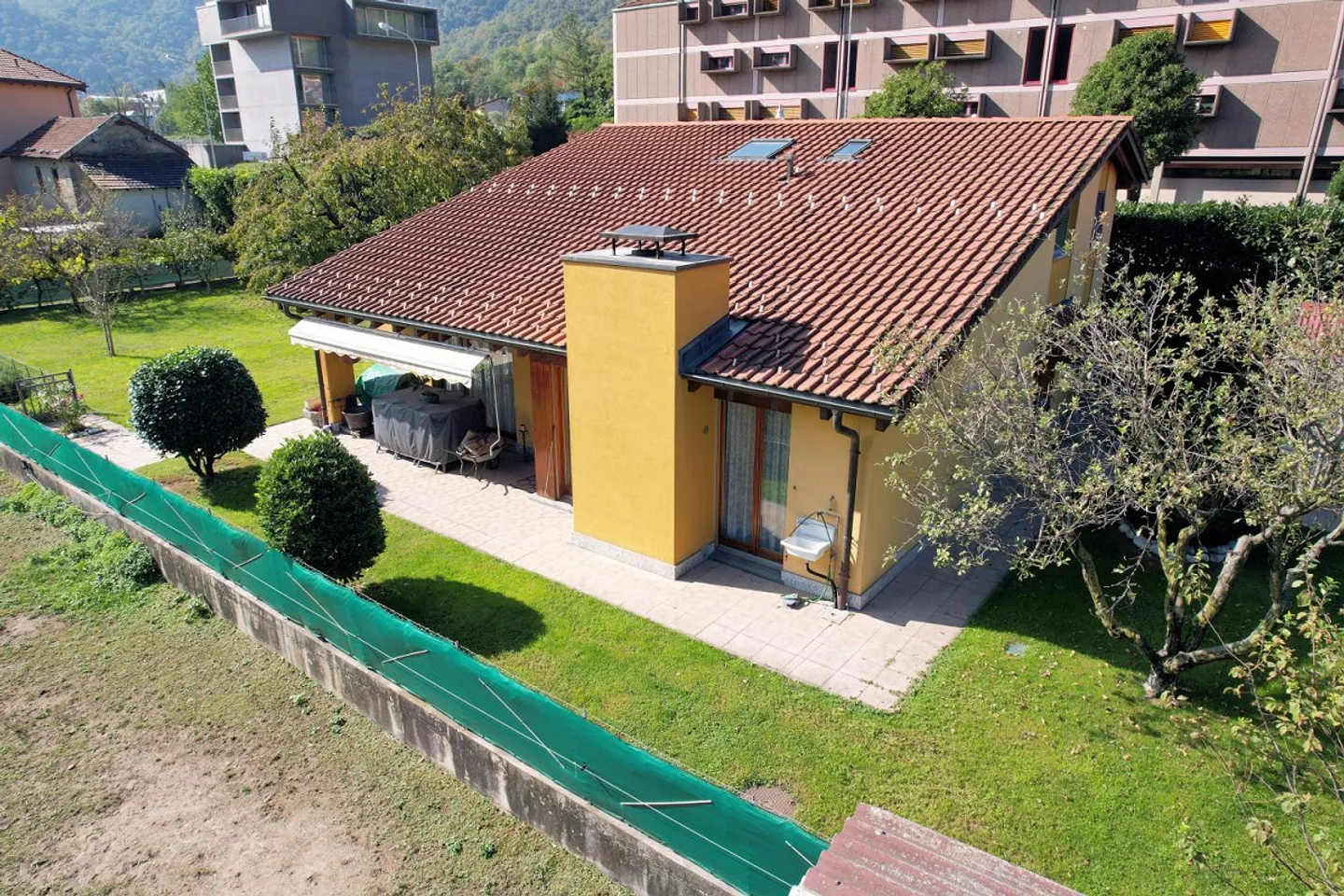 Spacious house in a strategic area with large land - Photo 1 of 11